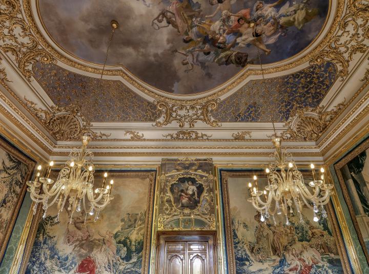 A permanent exhibition with the objective of inserting contemporary art and design, extraordinary expressions of Italian creative vitality during the years of the Republic, inside the presidential chambers. An important tribute to the talents and excellence of a nation, sustaining the image of Italian flair, reinforcing awareness of the value of our history, in which past and present steadfastly coexist, conveying a shared sense of identity. Interpreted by the creative finesse of Massimo Listri, the Izmir c