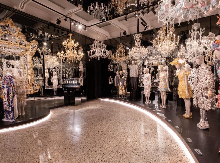 Dal cuore alle mani sala degli specchi